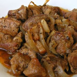 Свинско с лук и гарнитура пържени картофи 