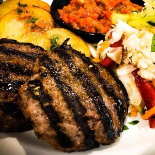 Телешки кюфтета с гарнитура зеле и моркови