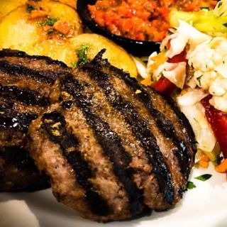 Телешки кюфтета с гарнитури лютеница и пържени картофи 