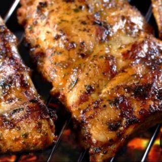 Мариновани свински гърди с гарнитура пържени картофи и зеле и моркови