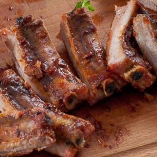 Свински гърди с барбекю сос и гарнитура пържени картофи