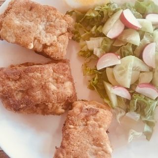 Бяла риба пане с гарнитура зелена салата