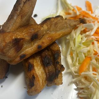 Свински гърди с гарнитура пържени картофи и лютеница