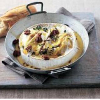 Запечено Бри /чесън, сушен домат, прясна мащерка/