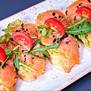 Брускета сьомга /рукола, чери домат/