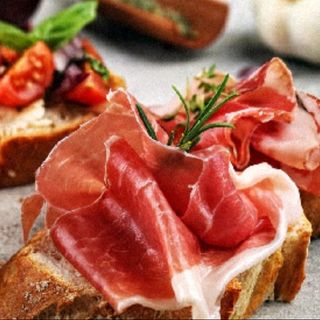 Брускета с бял трюфел, прошуто и чери (250г)