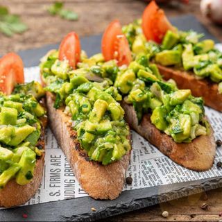 Брускета с авокадо, домати, маслини и чесън (250гр)