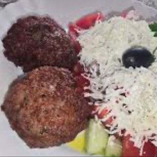 Пържени свиснки кюфтенца с г-ра Нашенска салата (400гр)