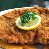 Свински шницел с пържени картофи и горчичен сос 400гр