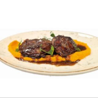 Телешки бузи с пюре от картофи, манатарки и трюфел (350гр)