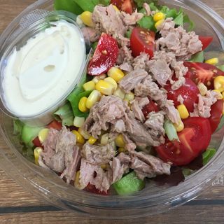 салата с риба тон