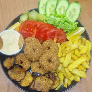 порция фалафел с хумус..