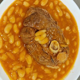 боб 250гр с телешко месо.150гр +питка тандур..