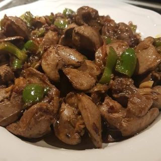   ПърженоПилишки дроб с салати и питка