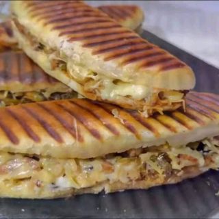 Тост с кайма и кашкавал