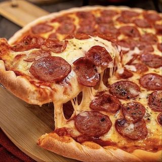 Средна пица (25см)  хот дог и кашкавал