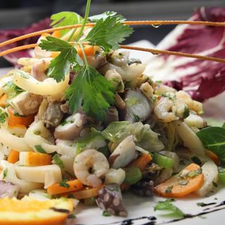 106. Салата морски дарове (400г)