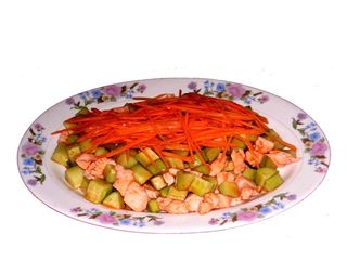 102. Пикантна салата с пилешко (400г)