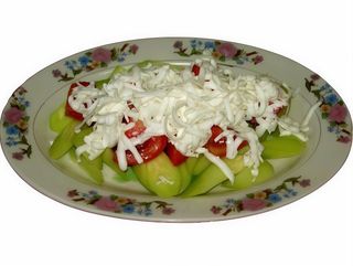 103. Салата с домати, краставици и лук (400г)