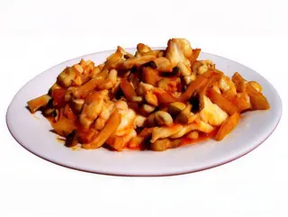 120. Пилешко с картофи и печурки (700г)