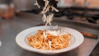 Спагети със сладко кисел сос и пиле филе (350г)