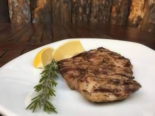 Вратна пържола гарнитура пържени картофки и барбекю сос 400гр.