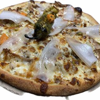 Пица със свинско дърпано, кисело зеле и сланина