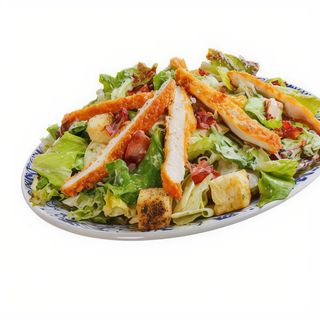 Салата Цезар с хрупкаво пилешко филе