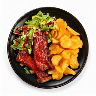 Свински ребра с свежа салата и картофен чипс