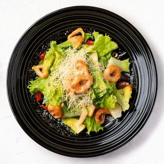 Салата Цезар с хрупкави калмари