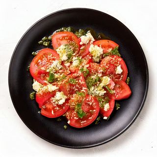 Салата от белен розов домат