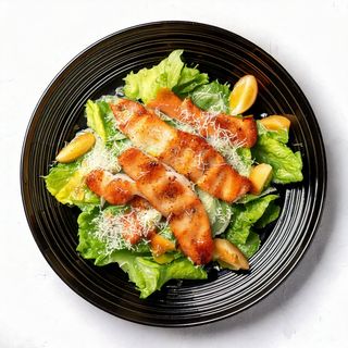 Салата Цезар с хрупкаво пиле