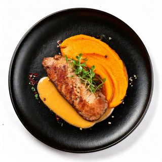 Свинско Бон филе с пепър сос и пюре от сладък картоф