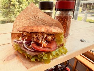 Свинска плескавица сандвичок 500 гр. + домашни пържени картофи+Кока кола 0.5 л.