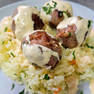 Кюфтета с чедър сос и гарнитура (300г)