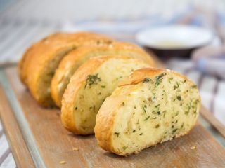 Препечено хлебче с масло и чесън и билки(1бр)