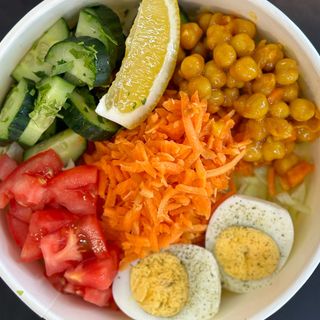 Нахут салата с яйце