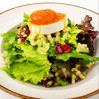 Салата с Френско козе сирене