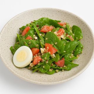 Спаначена салата с цветна киноа и пъдпъдъчи яйца