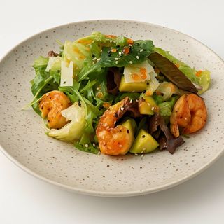 Салата със скариди и манго сос.