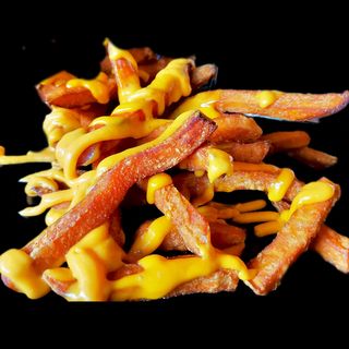 Сладки картофи с чедър сос