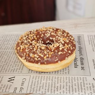 Донът шоколад с пълнеж лешников крем