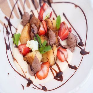 Крем англез с козуначени крутони, мус от шоколад и ягоди (1бр)