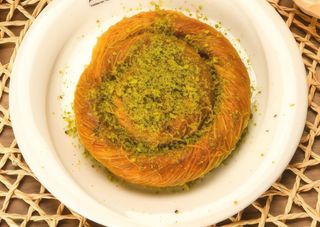 Бурма с чам фъстък и каймак