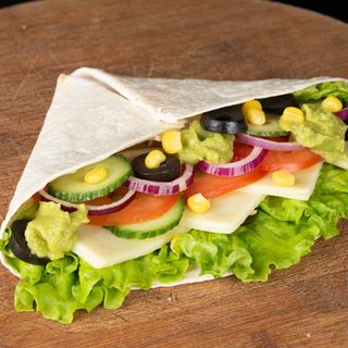 Голяма тортила веган кашкавал и мус от авокадо