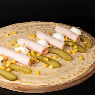 Палачинка с пилешко филе и топено сирене,царевица,кисели краставички (290г)