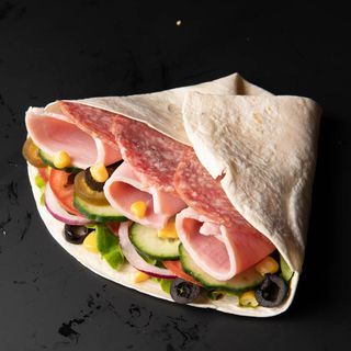 голяма тортила свинско филе,салам Милано и моцарела