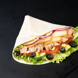 Тортила свинско печено /дърпано/ и гауда 350гр