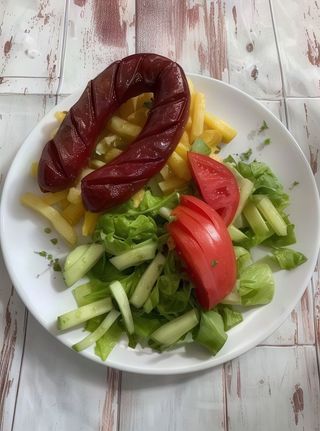 Наденица с гарнитура шопска салата