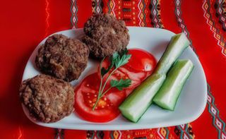 Кюфтета с шопска салата